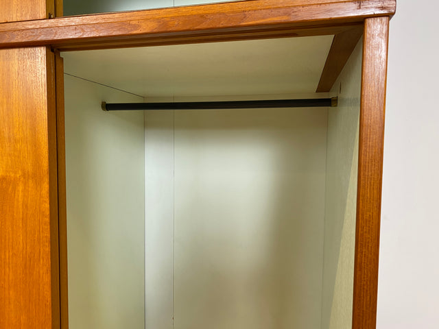 WMK # Sehr gut erhaltener großer skandinavischer Mid-Century Kleiderschrank in Teakholz mit Aufsatz und Schiebetüren  # Schrank Schlafzimmerschrank Wäscheschrank Wardrobe Danish Design Vintage Berlin