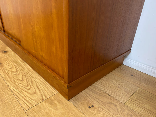 WMK # Sehr gut erhaltener großer skandinavischer Mid-Century Kleiderschrank in Teakholz mit Aufsatz und Schiebetüren  # Schrank Schlafzimmerschrank Wäscheschrank Wardrobe Danish Design Vintage Berlin
