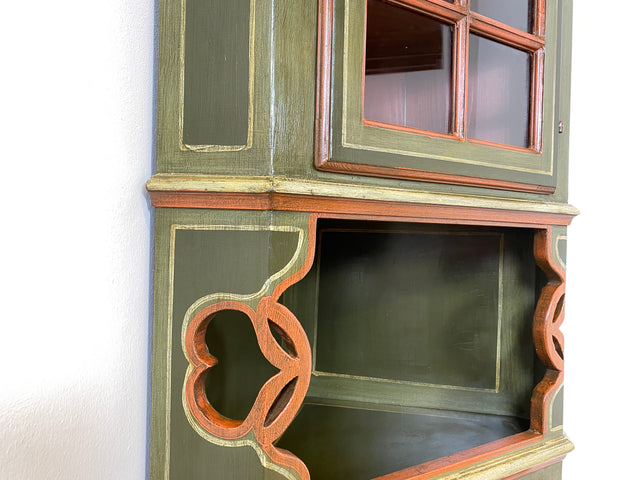 WMK I Wunderschöne grüne historische Eckvitrine, Vollholz, mit Sprossenfenster, floral handbemalt I Vintage Eckschrank Eckkommode Bücherschrank Büchervitrine Bauernschrank Volkskunst Blumen Vintage