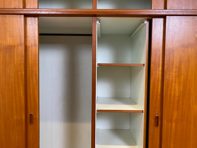 WMK # Sehr gut erhaltener großer skandinavischer Mid-Century Kleiderschrank in Teakholz mit Aufsatz und Schiebetüren  # Schrank Schlafzimmerschrank Wäscheschrank Wardrobe Danish Design Vintage Berlin