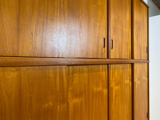 WMK # Sehr gut erhaltener großer skandinavischer Mid-Century Kleiderschrank in Teakholz mit Aufsatz und Schiebetüren  # Schrank Schlafzimmerschrank Wäscheschrank Wardrobe Danish Design Vintage Berlin