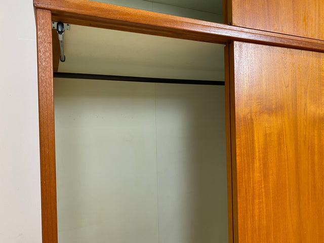 WMK # Sehr gut erhaltener großer skandinavischer Mid-Century Kleiderschrank in Teakholz mit Aufsatz und Schiebetüren  # Schrank Schlafzimmerschrank Wäscheschrank Wardrobe Danish Design Vintage Berlin