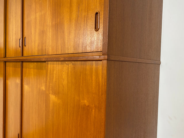 WMK # Sehr gut erhaltener großer skandinavischer Mid-Century Kleiderschrank in Teakholz mit Aufsatz und Schiebetüren  # Schrank Schlafzimmerschrank Wäscheschrank Wardrobe Danish Design Vintage Berlin