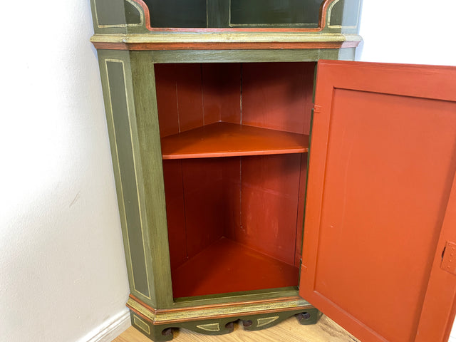 WMK I Wunderschöne grüne historische Eckvitrine, Vollholz, mit Sprossenfenster, floral handbemalt I Vintage Eckschrank Eckkommode Bücherschrank Büchervitrine Bauernschrank Volkskunst Blumen Vintage