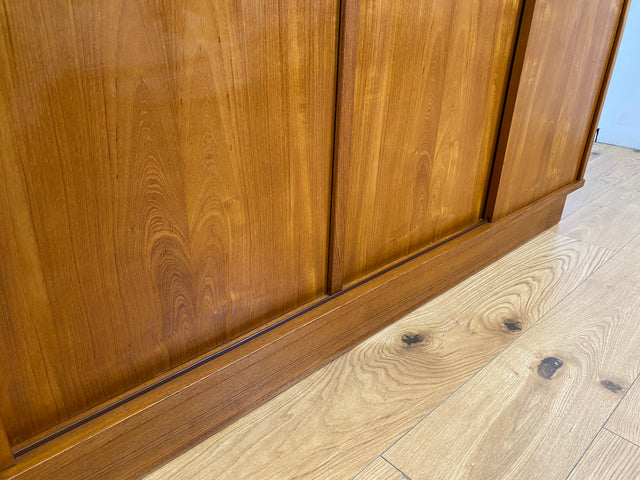 WMK # Sehr gut erhaltener großer skandinavischer Mid-Century Kleiderschrank in Teakholz mit Aufsatz und Schiebetüren  # Schrank Schlafzimmerschrank Wäscheschrank Wardrobe Danish Design Vintage Berlin