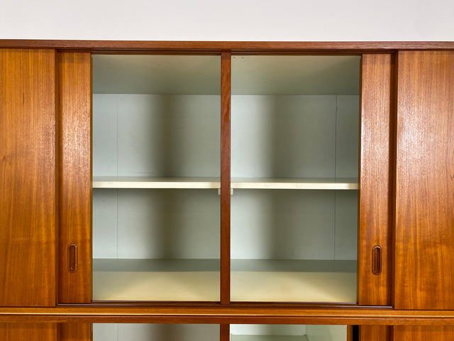WMK # Sehr gut erhaltener großer skandinavischer Mid-Century Kleiderschrank in Teakholz mit Aufsatz und Schiebetüren  # Schrank Schlafzimmerschrank Wäscheschrank Wardrobe Danish Design Vintage Berlin