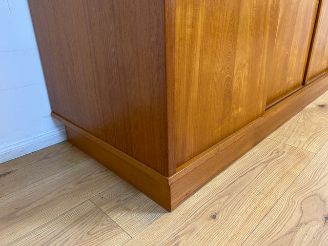 WMK # Sehr gut erhaltener großer skandinavischer Mid-Century Kleiderschrank in Teakholz mit Aufsatz und Schiebetüren  # Schrank Schlafzimmerschrank Wäscheschrank Wardrobe Danish Design Vintage Berlin