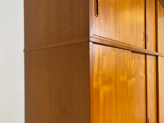 WMK # Sehr gut erhaltener großer skandinavischer Mid-Century Kleiderschrank in Teakholz mit Aufsatz und Schiebetüren  # Schrank Schlafzimmerschrank Wäscheschrank Wardrobe Danish Design Vintage Berlin