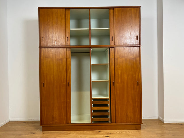 WMK # Sehr gut erhaltener großer skandinavischer Mid-Century Kleiderschrank in Teakholz mit Aufsatz und Schiebetüren  # Schrank Schlafzimmerschrank Wäscheschrank Wardrobe Danish Design Vintage Berlin