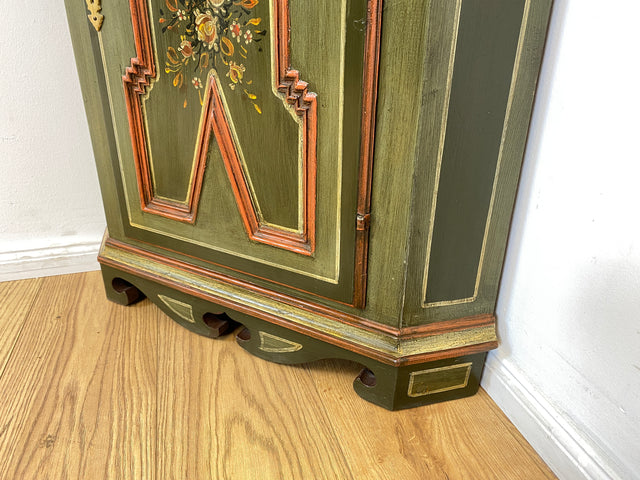WMK I Wunderschöne grüne historische Eckvitrine, Vollholz, mit Sprossenfenster, floral handbemalt I Vintage Eckschrank Eckkommode Bücherschrank Büchervitrine Bauernschrank Volkskunst Blumen Vintage