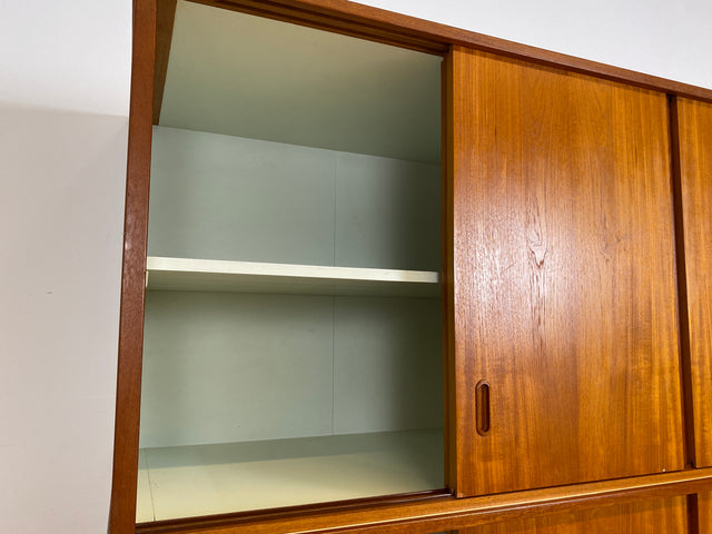 WMK # Sehr gut erhaltener großer skandinavischer Mid-Century Kleiderschrank in Teakholz mit Aufsatz und Schiebetüren  # Schrank Schlafzimmerschrank Wäscheschrank Wardrobe Danish Design Vintage Berlin