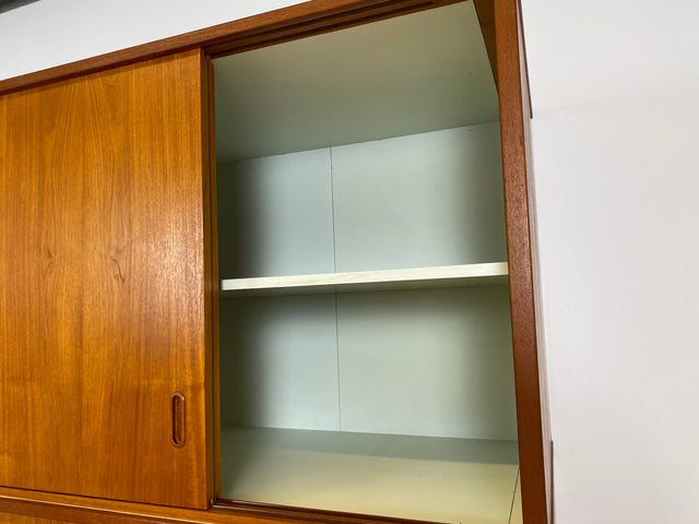 WMK # Sehr gut erhaltener großer skandinavischer Mid-Century Kleiderschrank in Teakholz mit Aufsatz und Schiebetüren  # Schrank Schlafzimmerschrank Wäscheschrank Wardrobe Danish Design Vintage Berlin