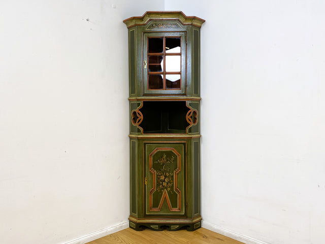 WMK I Wunderschöne grüne historische Eckvitrine, Vollholz, mit Sprossenfenster, floral handbemalt I Vintage Eckschrank Eckkommode Bücherschrank Büchervitrine Bauernschrank Volkskunst Blumen Vintage