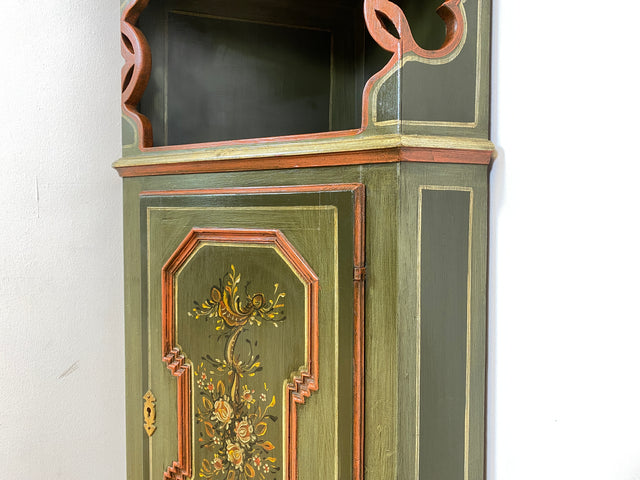 WMK I Wunderschöne grüne historische Eckvitrine, Vollholz, mit Sprossenfenster, floral handbemalt I Vintage Eckschrank Eckkommode Bücherschrank Büchervitrine Bauernschrank Volkskunst Blumen Vintage