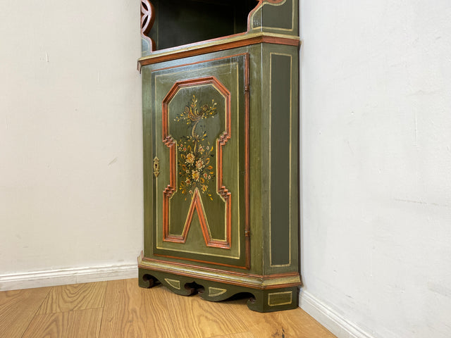 WMK I Wunderschöne grüne historische Eckvitrine, Vollholz, mit Sprossenfenster, floral handbemalt I Vintage Eckschrank Eckkommode Bücherschrank Büchervitrine Bauernschrank Volkskunst Blumen Vintage