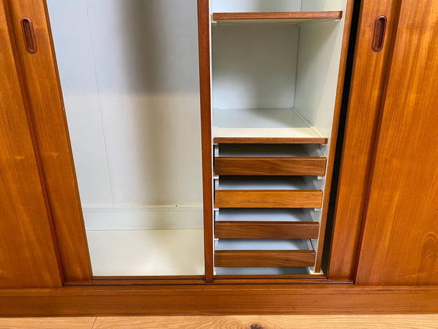 WMK # Sehr gut erhaltener großer skandinavischer Mid-Century Kleiderschrank in Teakholz mit Aufsatz und Schiebetüren  # Schrank Schlafzimmerschrank Wäscheschrank Wardrobe Danish Design Vintage Berlin