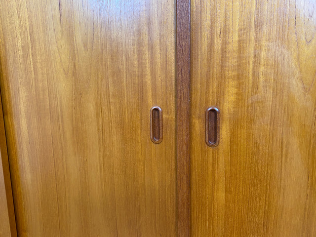 WMK # Sehr gut erhaltener großer skandinavischer Mid-Century Kleiderschrank in Teakholz mit Aufsatz und Schiebetüren  # Schrank Schlafzimmerschrank Wäscheschrank Wardrobe Danish Design Vintage Berlin
