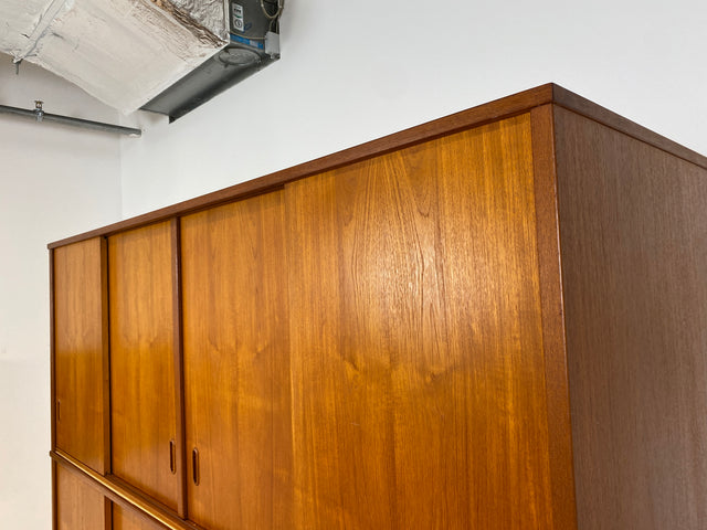 WMK # Sehr gut erhaltener großer skandinavischer Mid-Century Kleiderschrank in Teakholz mit Aufsatz und Schiebetüren  # Schrank Schlafzimmerschrank Wäscheschrank Wardrobe Danish Design Vintage Berlin