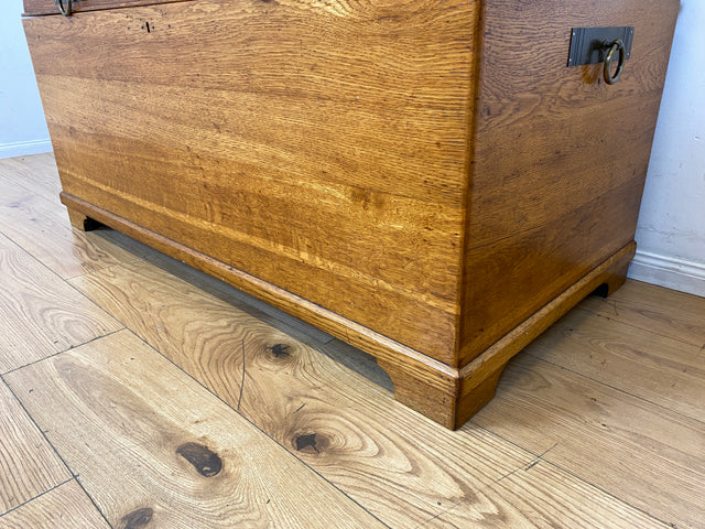 Wunderschöne große Truhe aus massiver Eiche mit späterem Messingbeschlag I Holztruhe Bauerntruhe Holzkiste Schatztruhe Piratenkiste Couchtisch Schuhschrank Jugendstil Vintage I