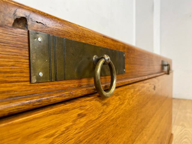 Wunderschöne große Truhe aus massiver Eiche mit späterem Messingbeschlag I Holztruhe Bauerntruhe Holzkiste Schatztruhe Piratenkiste Couchtisch Schuhschrank Jugendstil Vintage I