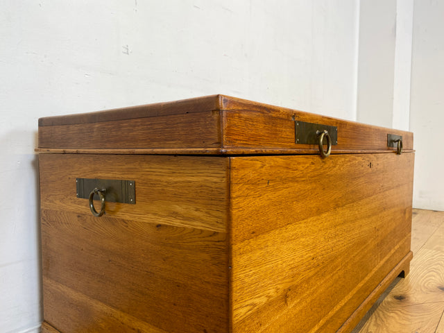 Wunderschöne große Truhe aus massiver Eiche mit späterem Messingbeschlag I Holztruhe Bauerntruhe Holzkiste Schatztruhe Piratenkiste Couchtisch Schuhschrank Jugendstil Vintage I