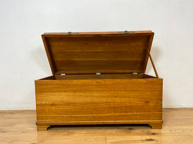 Wunderschöne große Truhe aus massiver Eiche mit späterem Messingbeschlag I Holztruhe Bauerntruhe Holzkiste Schatztruhe Piratenkiste Couchtisch Schuhschrank Jugendstil Vintage I