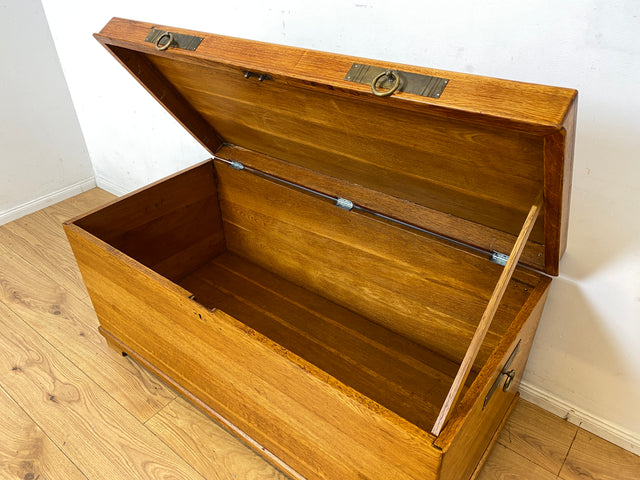 Wunderschöne große Truhe aus massiver Eiche mit späterem Messingbeschlag I Holztruhe Bauerntruhe Holzkiste Schatztruhe Piratenkiste Couchtisch Schuhschrank Jugendstil Vintage I