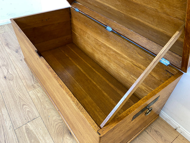 Wunderschöne große Truhe aus massiver Eiche mit späterem Messingbeschlag I Holztruhe Bauerntruhe Holzkiste Schatztruhe Piratenkiste Couchtisch Schuhschrank Jugendstil Vintage I