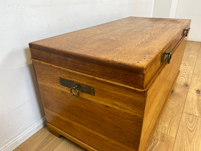 Wunderschöne große Truhe aus massiver Eiche mit späterem Messingbeschlag I Holztruhe Bauerntruhe Holzkiste Schatztruhe Piratenkiste Couchtisch Schuhschrank Jugendstil Vintage I