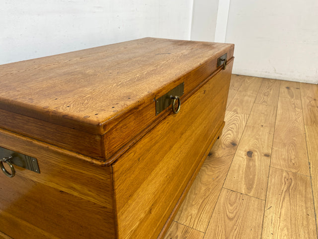Wunderschöne große Truhe aus massiver Eiche mit späterem Messingbeschlag I Holztruhe Bauerntruhe Holzkiste Schatztruhe Piratenkiste Couchtisch Schuhschrank Jugendstil Vintage I