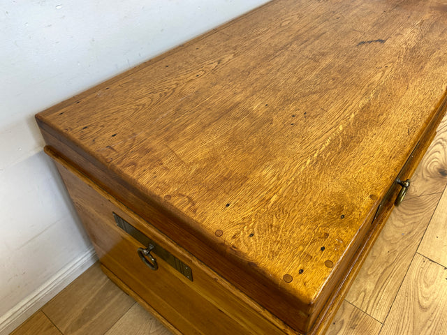 Wunderschöne große Truhe aus massiver Eiche mit späterem Messingbeschlag I Holztruhe Bauerntruhe Holzkiste Schatztruhe Piratenkiste Couchtisch Schuhschrank Jugendstil Vintage I