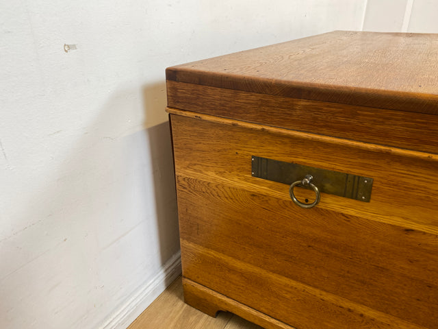 Wunderschöne große Truhe aus massiver Eiche mit späterem Messingbeschlag I Holztruhe Bauerntruhe Holzkiste Schatztruhe Piratenkiste Couchtisch Schuhschrank Jugendstil Vintage I