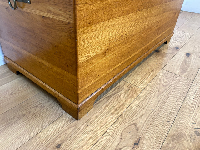 Wunderschöne große Truhe aus massiver Eiche mit späterem Messingbeschlag I Holztruhe Bauerntruhe Holzkiste Schatztruhe Piratenkiste Couchtisch Schuhschrank Jugendstil Vintage I