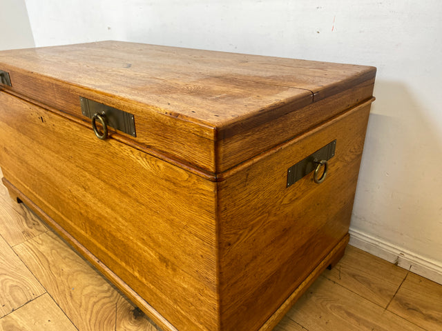 Wunderschöne große Truhe aus massiver Eiche mit späterem Messingbeschlag I Holztruhe Bauerntruhe Holzkiste Schatztruhe Piratenkiste Couchtisch Schuhschrank Jugendstil Vintage I