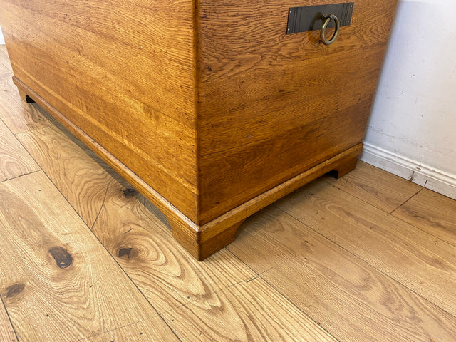 Wunderschöne große Truhe aus massiver Eiche mit späterem Messingbeschlag I Holztruhe Bauerntruhe Holzkiste Schatztruhe Piratenkiste Couchtisch Schuhschrank Jugendstil Vintage I