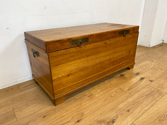 Wunderschöne große Truhe aus massiver Eiche mit späterem Messingbeschlag I Holztruhe Bauerntruhe Holzkiste Schatztruhe Piratenkiste Couchtisch Schuhschrank Jugendstil Vintage I