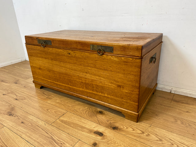 Wunderschöne große Truhe aus massiver Eiche mit späterem Messingbeschlag I Holztruhe Bauerntruhe Holzkiste Schatztruhe Piratenkiste Couchtisch Schuhschrank Jugendstil Vintage I
