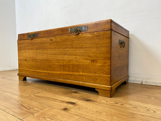 Wunderschöne große Truhe aus massiver Eiche mit späterem Messingbeschlag I Holztruhe Bauerntruhe Holzkiste Schatztruhe Piratenkiste Couchtisch Schuhschrank Jugendstil Vintage I