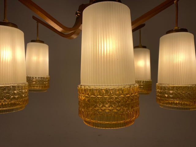 WMK # Stilvoller und sehr gut erhaltener großer Mid-Century Kronleuchter im skandinavischen Stil aus Opalglas & Teakholz # Lampe Deckenlampe Deckenleuchte Hängelampe Pendelleuchte Lüster Vintage DDR