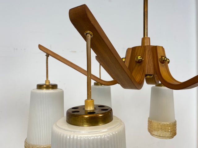 WMK # Stilvoller und sehr gut erhaltener großer Mid-Century Kronleuchter im skandinavischen Stil aus Opalglas & Teakholz # Lampe Deckenlampe Deckenleuchte Hängelampe Pendelleuchte Lüster Vintage DDR