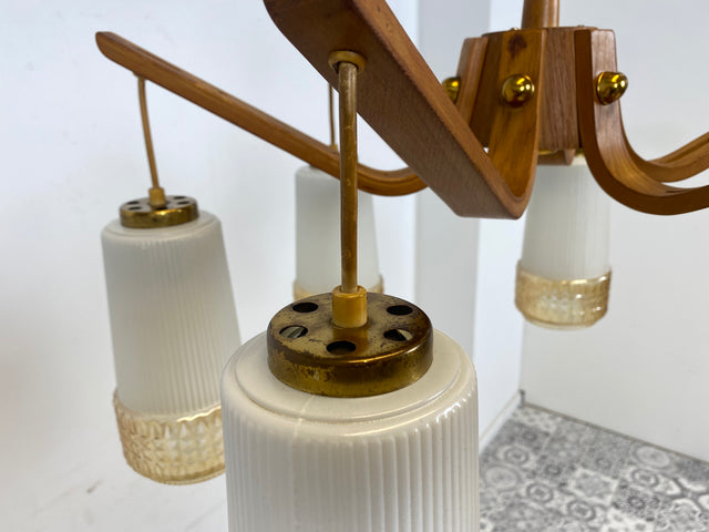 WMK # Stilvoller und sehr gut erhaltener großer Mid-Century Kronleuchter im skandinavischen Stil aus Opalglas & Teakholz # Lampe Deckenlampe Deckenleuchte Hängelampe Pendelleuchte Lüster Vintage DDR