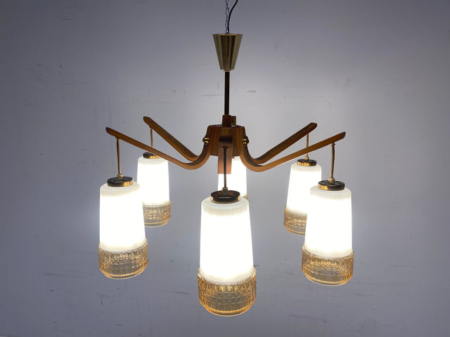 WMK # Stilvoller und sehr gut erhaltener großer Mid-Century Kronleuchter im skandinavischen Stil aus Opalglas & Teakholz # Lampe Deckenlampe Deckenleuchte Hängelampe Pendelleuchte Lüster Vintage DDR