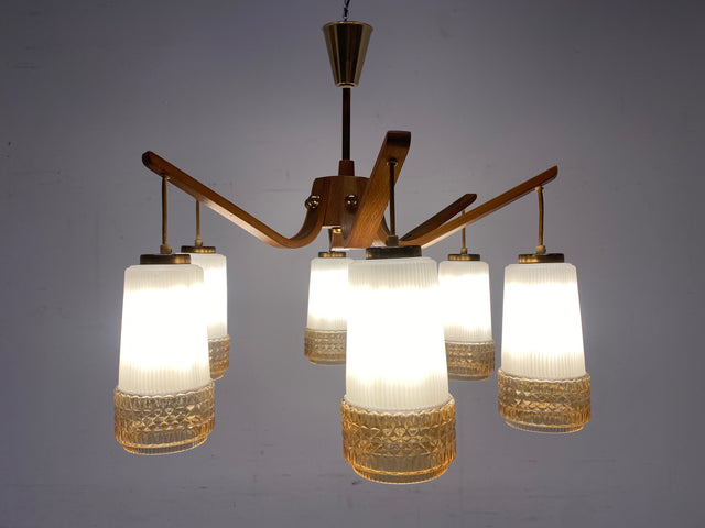 WMK # Stilvoller und sehr gut erhaltener großer Mid-Century Kronleuchter im skandinavischen Stil aus Opalglas & Teakholz # Lampe Deckenlampe Deckenleuchte Hängelampe Pendelleuchte Lüster Vintage DDR