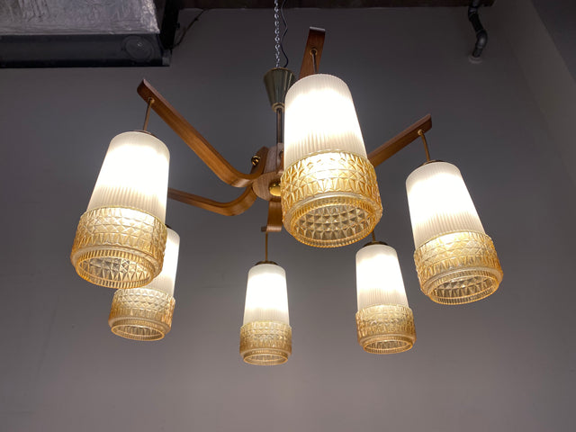 WMK # Stilvoller und sehr gut erhaltener großer Mid-Century Kronleuchter im skandinavischen Stil aus Opalglas & Teakholz # Lampe Deckenlampe Deckenleuchte Hängelampe Pendelleuchte Lüster Vintage DDR