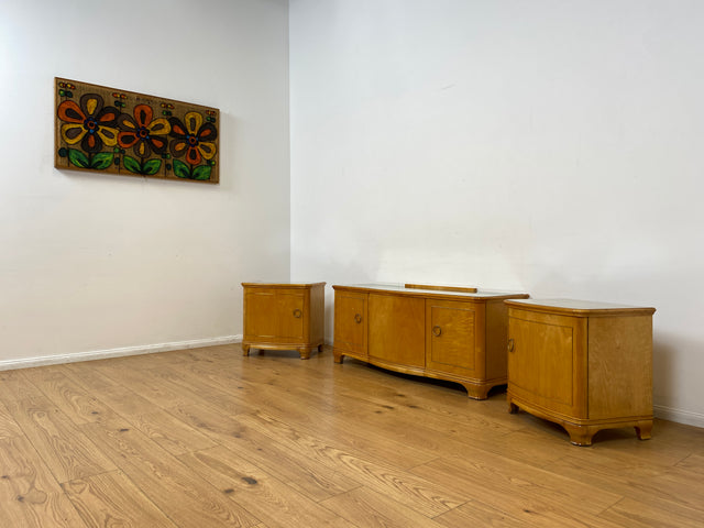 WMK I Formschönes helles Mid-Century Sideboard aus vollem Holz mit Schubladen, abnehmbarer Glasauflage und Messingbeschlag I Kommode Schrank Wäschekommode TV Lowboard Vintage 60er Berlin Passau Bremen
