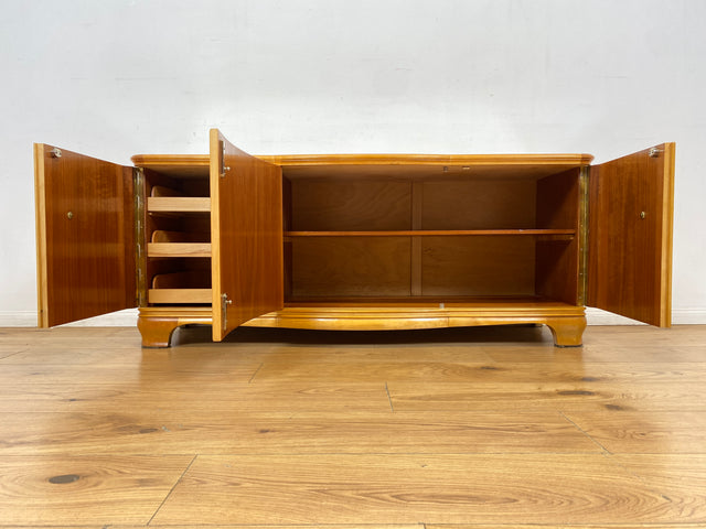 WMK I Formschönes helles Mid-Century Sideboard aus vollem Holz mit Schubladen, abnehmbarer Glasauflage und Messingbeschlag I Kommode Schrank Wäschekommode TV Lowboard Vintage 60er Berlin Passau Bremen