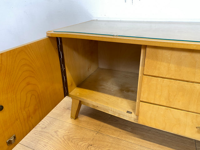 WMK I Freundliches helles Mid-Century Sideboard aus vollem Holz mit schönen Originalgriffen, Glasauflage & Schubladen I Kommode Lowboard Wäschekommode TV Board Bank Vintage 50er 60er Berlin Bremen NRW