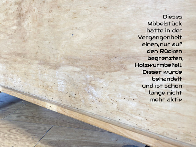 WMK I Formschönes helles Mid-Century Sideboard aus vollem Holz mit Schubladen, abnehmbarer Glasauflage und Messingbeschlag I Kommode Schrank Wäschekommode TV Lowboard Vintage 60er Berlin Passau Bremen