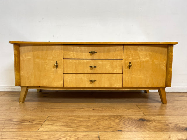 WMK I Freundliches helles Mid-Century Sideboard aus vollem Holz mit schönen Originalgriffen, Glasauflage & Schubladen I Kommode Lowboard Wäschekommode TV Board Bank Vintage 50er 60er Berlin Bremen NRW