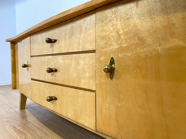 WMK I Freundliches helles Mid-Century Sideboard aus vollem Holz mit schönen Originalgriffen, Glasauflage & Schubladen I Kommode Lowboard Wäschekommode TV Board Bank Vintage 50er 60er Berlin Bremen NRW